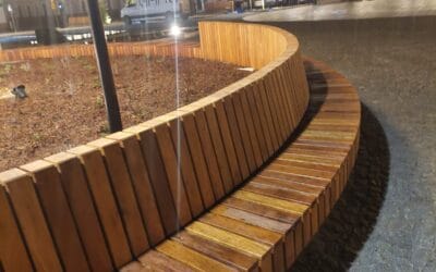 Łukowe ławki z betonu architektonicznego – rewitalizacja rynku w Śremie