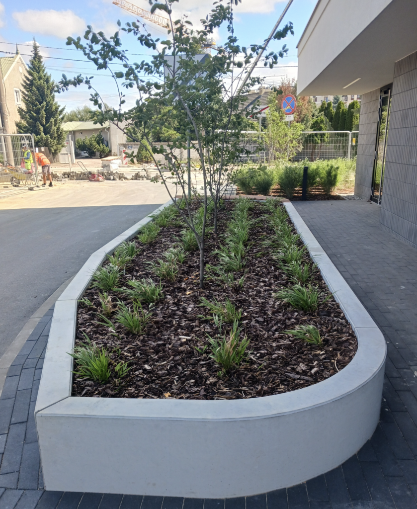 Modułowa donica z betonu architektonicznego – osiedle mieszkaniowe w Warszawa